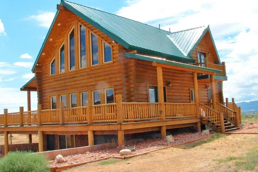 Red Rock Ranch Log Cabin: Large, Fully Furnished Escalante Bagian luar foto